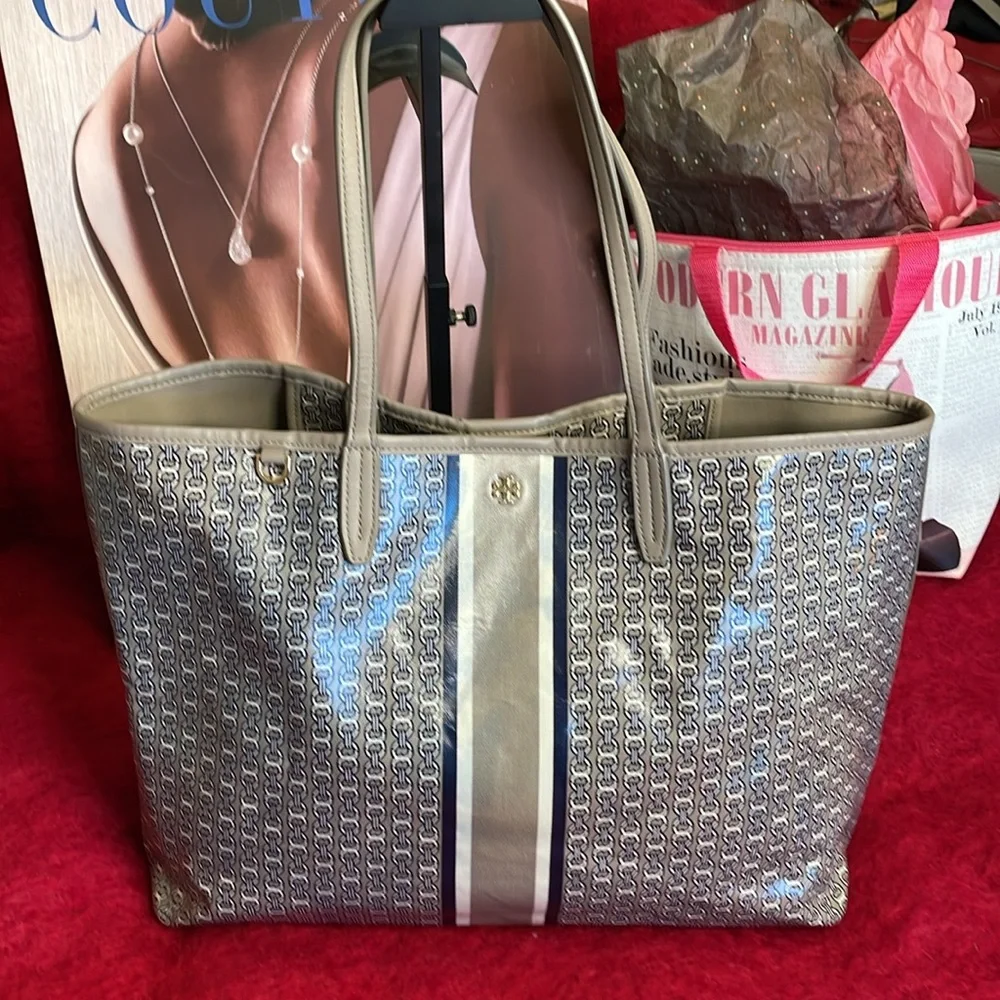 TORY BURCH GEMINI LINK TAUPE NAVY PRINTED TOTE BAG